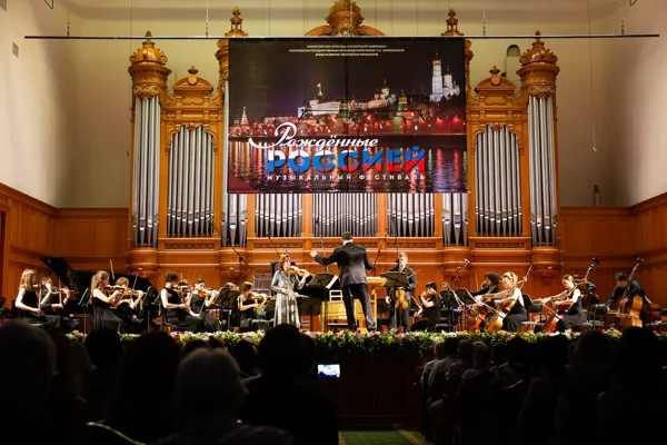 Шнитке. Concerto grosso №1 для двух скрипок, клавесина, фортепиано, и струнного оркестра. Исполняет Камерный оркестр современной музыки «Opensoundorchestra», солисты Елена Ревич и Станислав Малышев. Дирижёр Александр Соловьёв 