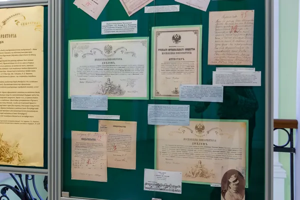 Выставка Архива МГК «К 150-летию первого выпуска Московской консерватории» установлена 28 августа в фойе I учебного корпуса