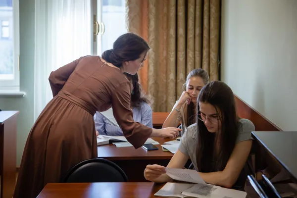 Оркестровый факультет (концертные струнные инструменты), иностранное отделение. Занятие ведёт преподаватель кафедры теории музыки Юлия Москвина