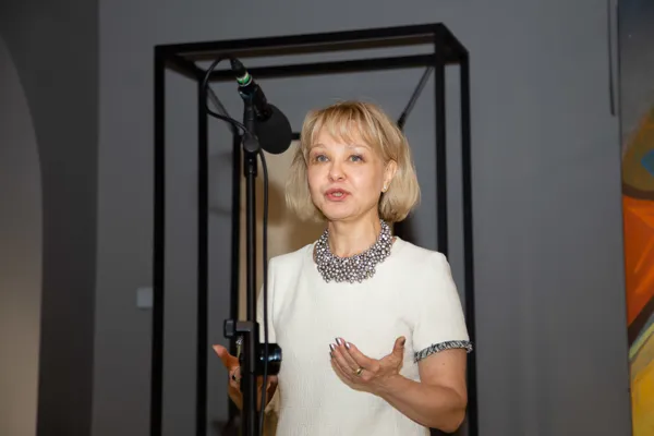 Руководитель проекта дизайна выставочного зала, зав. кафедрой средового дизайна Академии им. С. Г. Строганова, проф. Елена Анатольевна Заева-Бурдонская