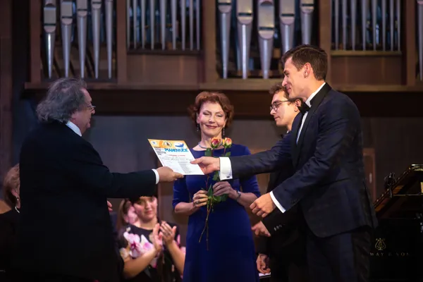 Диплом лауреатов и I премия конкурса вручается дуэту «Piano & Baritono»: Тимофей Журавель, Иван Кощеев (Россия)
