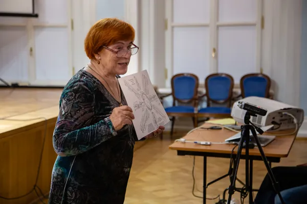 Светлана Юрьевна Сигида демонстрирует зрителям нотную запись произведения Джорджа Крама