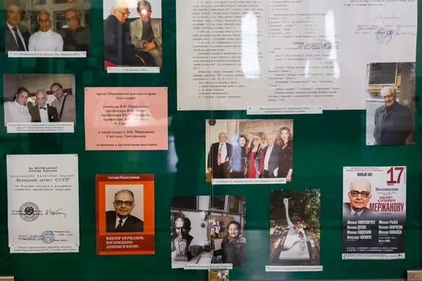 Выставка в фойе партера Большого зала, подготовленная Архивом Московской консерватории