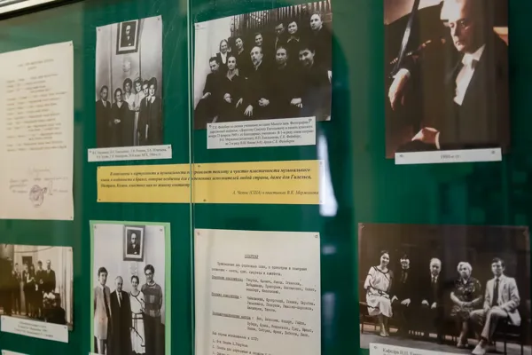 Выставка в фойе партера Большого зала, подготовленная Архивом Московской консерватории