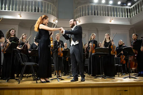 «Leggiero orchestra», художественный руководитель и главный дирижёр — Джереми Уолкер