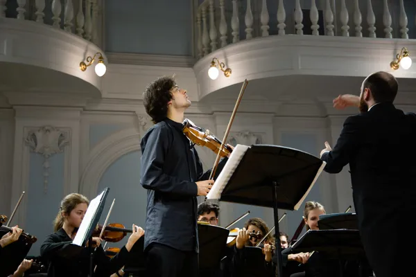 Солист Леонид Железный (скрипка) и «Leggiero orchestra», художественный руководитель и главный дирижёр — Джереми Уолкер


