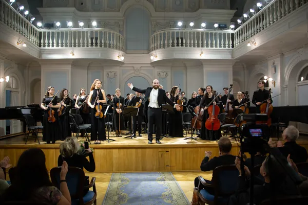Концерт «Leggiero orchestra», художественный руководитель и главный дирижёр — Джереми Уолкер