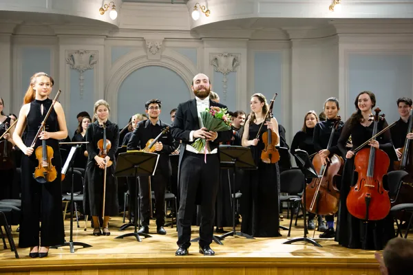 «Leggiero orchestra». Художественный руководитель и главный дирижёр — Джереми Уолкер

