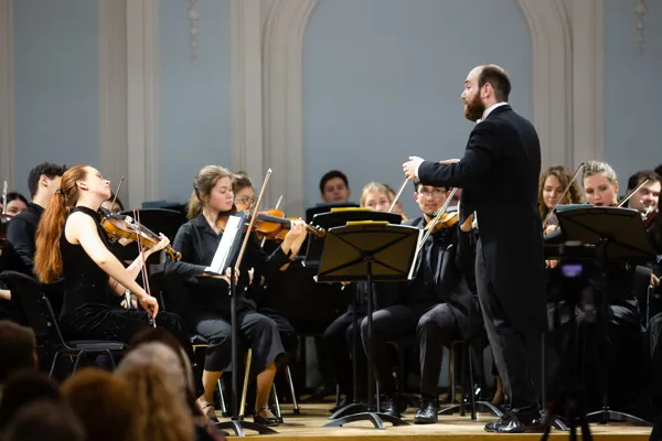 Концерт «Leggiero orchestra», художественный руководитель и главный дирижёр — Джереми Уолкер. Исполнение на «бис»