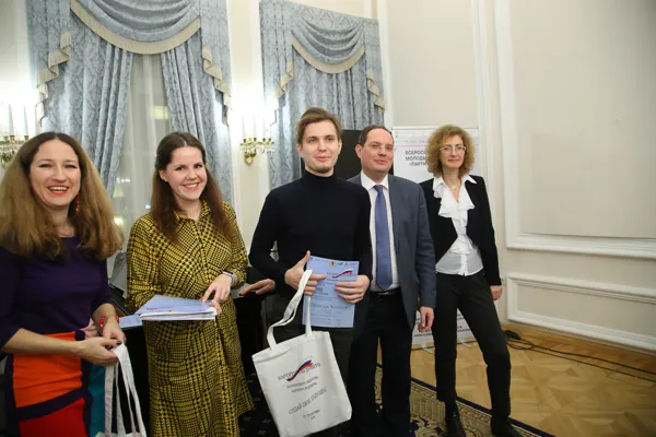 Лауреат II премии конкурса в номинации «Сочинение для хора a capella или в сопровождении фортепиано» Мирослав Черноусов (в центре) с организаторами и членами жюри конкурса