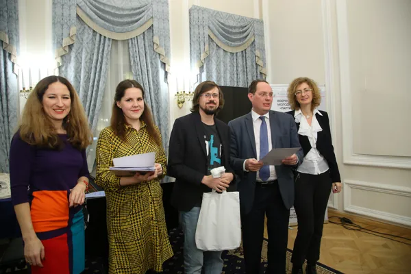 Лауреат I премии конкурса в номинации «Сочинение для хора a capella или в сопровождении фортепиано» Игорь Холопов (Москва, ГМПИ им. М. М. Ипполитова-Иванова – в центре) с организаторами и членами жюри конкурса
