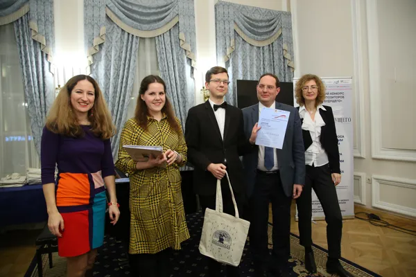 Лауреат I премии конкурса в номинации «Сочинение для хора a capella или в сопровождении фортепиано» Сергей Терентьев (в центре) с организаторами и членами жюри конкурса
