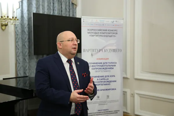 Выступает почётный гость закрытия конкурса, декан факультета композиции и дирижирования Санкт-Петербургской государственной консерватории Сергей Екимов