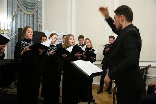 Камерный хор консерватории (дирижёр Тарас Ясенков) исполняет произведение лауреата I премии конкурса в номинации «Хоровая аранжировка» Алексея Левина