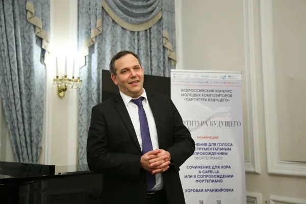 Выступает почётный гость закрытия конкурса, ректор Саратовской консерватории Александр Занорин
