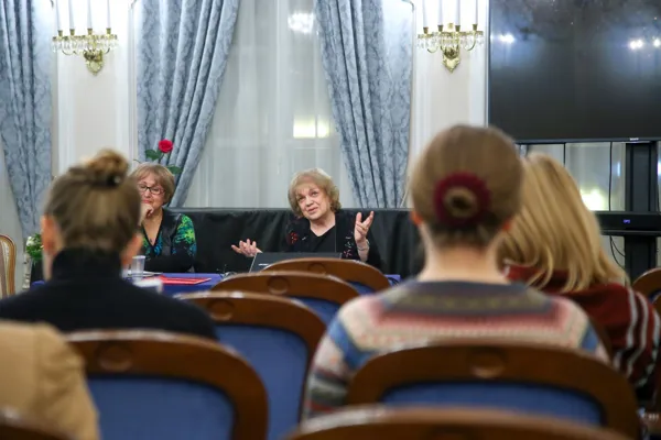 Заслуженный работник культуры РФ, профессор кафедры виолончели, контрабаса и арфы РАМ имени Гнесиных Мильда Митревна Агазарян читает доклад «Международные конкурсы арфистов. Опыт участия и побед»