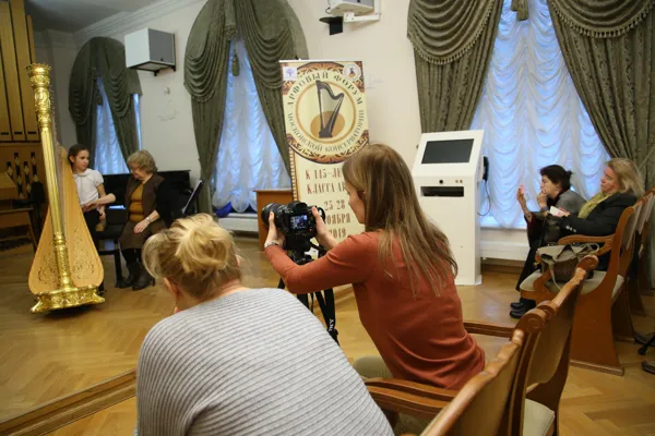 В рамках Арфового форума Московской консерватории в Концертном зале имени Н.Я. Мясковского состялся мастер-класс для учащихся музыкальных школ