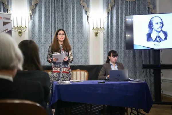 Ярослава Кабалевская (Московская консерватория) читает доклад на тему «Современные постановки "Бури" Шекспира на российской театральной сцене»