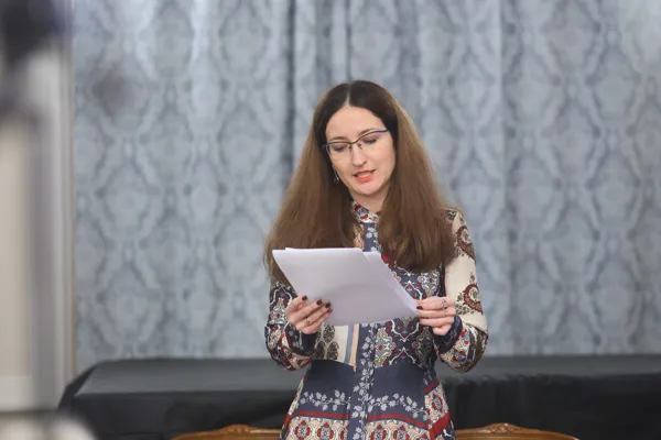Ярослава Кабалевская (Московская консерватория) читает доклад на тему «Современные постановки "Бури" Шекспира на российской театральной сцене»