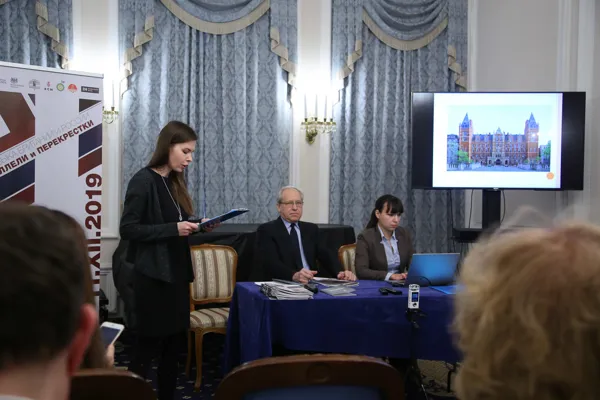 Юлия Куприянова (Московская консерватория) читает доклад на тему «Cотрудничество Московской консерватории и Лондонского Королевского колледжа музыки»