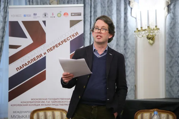 Филипп Баллок (Оксфордский университет) читает доклад на тему «Исполняя Чайковского «исторически (или нет?)»
