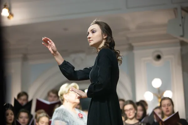 Дирижёр – студентка V курса Кафедры хорового дирижирования Московской консерватории Фотченко Анна (класс Заслуженного деятеля искусств РФ, профессора Ю.А. Евграфова)