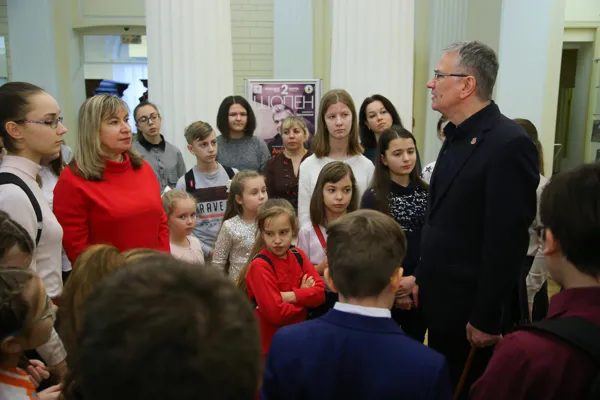 Экскурсию для юных зрителей ведёт музыковед, преподаватель, доктор философии Фрайбургского университета имени Альберта-Людвига, Баден-Вюртемберг, ФРГ, директор Музея имени Н.Г. Рубинштейна в Московской консерватории, гид-переводчик, член Ассоциации гидов-переводчиков при Правительстве Москвы Владимир Михайлович Стадниченко