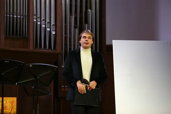 Концерт ведёт Алексей Барабанов