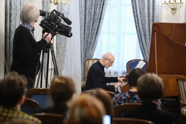 В конференц-зале консерватории состоялась пресс-конференция, посвященная презентации коллекционного юбилейного издания «Бетховен. Полное собрание клавирных сонат». Играет Алексей Любимов