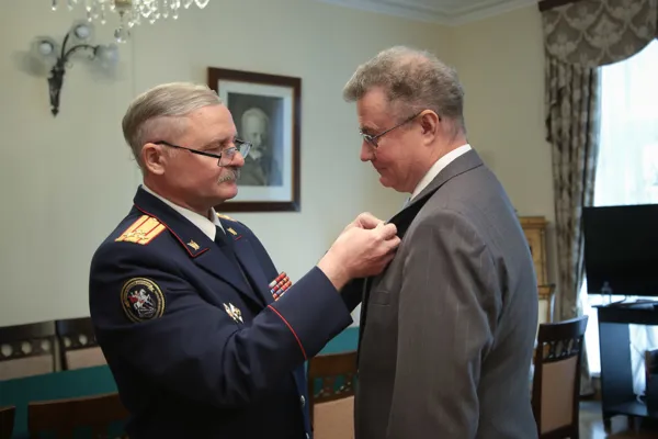 Вручение памятной медали проректору по концертной деятельности Виталию Александровичу Каткову