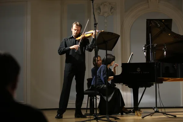 Алексей Гуляницкий (скрипка), Шолпан Барлыкова (фортепиано)