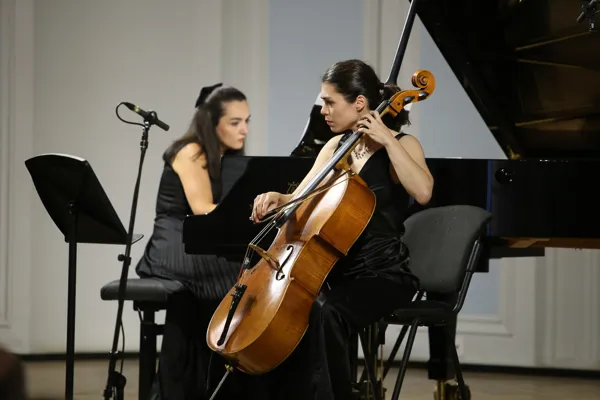 Эджем Алныачык (фортепиано), Серен Карабей (виолончель)