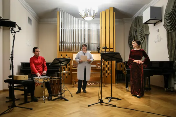 Юрий Посыпанов (ударные), Марина Воинова (орган), Юлия Лабинская (сопрано)


