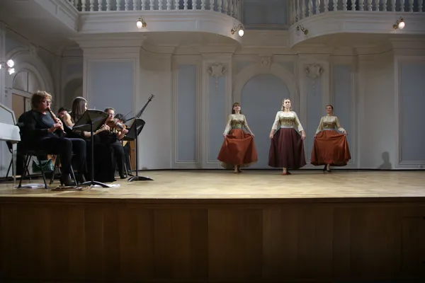 Медленный менуэт мистера Каверли. Исполняют София Теплова, Александра Середа, Дария Гавдуш