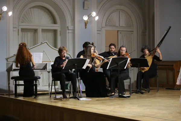 Музыкальный ансамбль: Дарья Гуща (клавесин), Светлана Шевелёва (флейта), Ольга Черногорова (скрипка), Феликс Антипов (виолончель), Олег Бойко (лютня), Юлия Граб (скрипка, альт), Ася Гречищева (теорба)