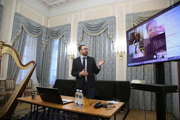 Александр Баранов представляет учениц Веры Дуловой, участвующих во встрече по видеосвязи из-за рубежа