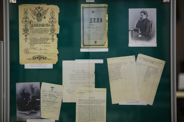 Выставка, посвященная юбилею четы Губерт: Николай Альбертович (180 лет со дня рождения) и Александра Ивановна (170 лет со дня рождения), располагается в фойе партера Большого зала