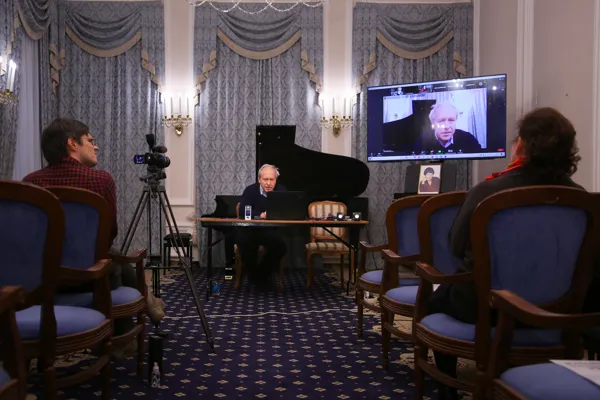 С воспоминаниями о Валерии Ценовой выступает Константин Владимирович Зенкин, профессор, кафедры истории зарубежной музыки Московской консерватории, доктор искусствоведения, проректор по научной работе
