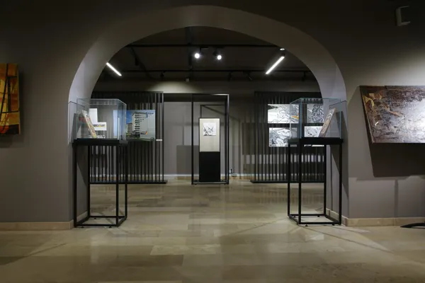 В выставочном пространстве нижнего фойе Малого зала можно познакомиться с дипломными проектами кафедры монументально-декоративной живописи МГХПА им. С.Г. Строганова