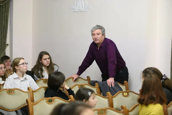 Большой Детский хор В.С. Попова и его художественный руководитель Анатолий Кисляков 