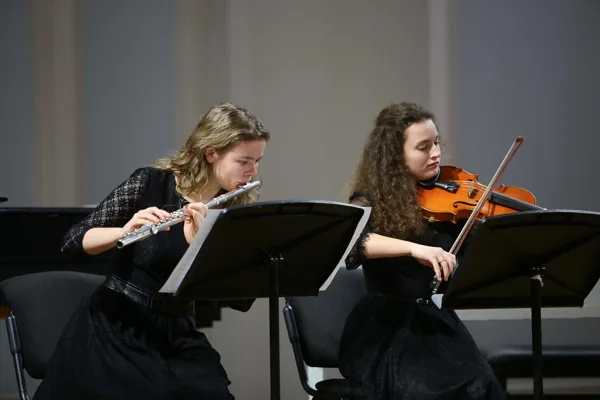 Елена Корень (флейта), Зиновия Нестеренко (скрипка)