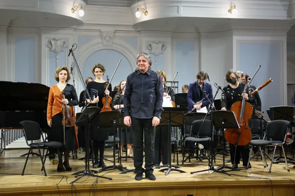 На сцене Рахманиновского зала Ансамбль «Студия новой музыки», дирижёр — Заслуженный артист России Игорь Дронов