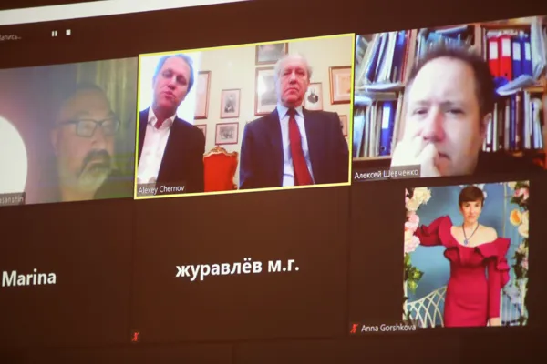 Участники интернет-конференции на экране в Овальном зале музея им. Н. Г. Рубинштейна 