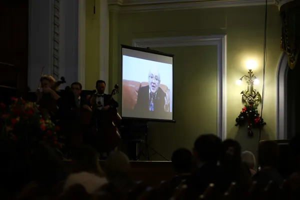 На экране - слово юбиляра. Выступает Народный артист СССР, солист Московской филармонии, художественный руководитель Камерного оркестра Московской консерватории «Московия», заведующий кафедрой скрипки Московской консерватории, профессор Эдуард Давидович Грач