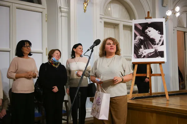 Сюрприз после концерта: коллеги поздравляют Елену Ильинскую с юбилеем