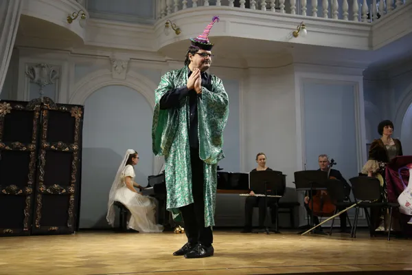 «Тут же рядом стояла еще одна кукла, втрое больше их ростом, — старый  китаец, умевший кивать головой». Китаец — Дмитрий Степанович 