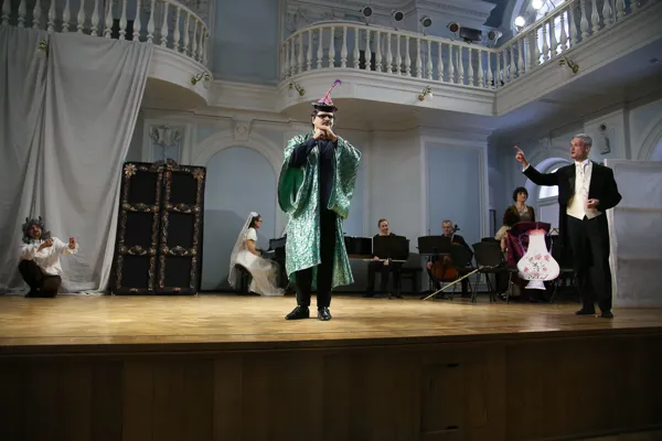 «Он был тоже фарфоровый и называл себя дедушкой маленькой пастушки, вот только доказательств у него не хватало» 
