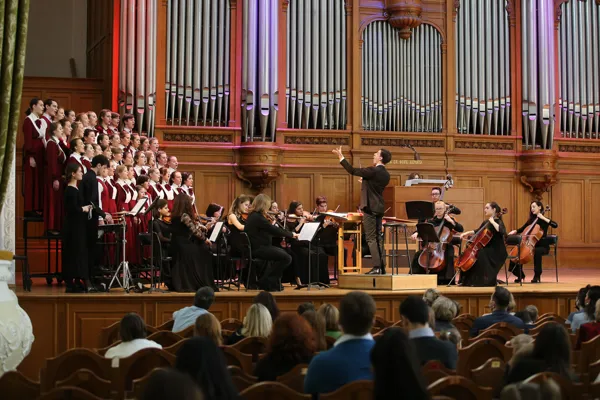Большой детский хор имени В. С. Попова и «KOROLЁV orchestra» при участии студентов Московской консерватории. Дирижер – Григорий Королев
