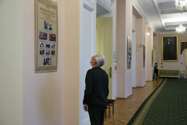 В фойе Большого зала проходит фотовыставка, посвящённая его 120-летию