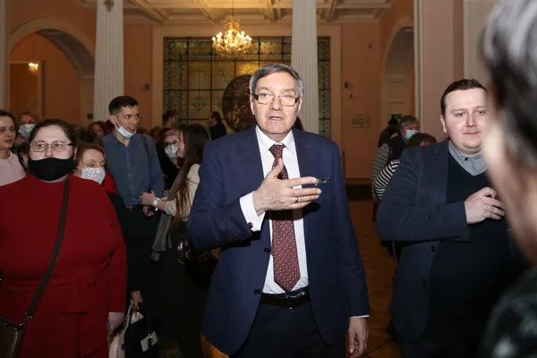 Выступает Народный артист РФ, Заслуженный деятель искусств РФ, И. о. зав. кафедрой Хорового дирижирования консерватории, профессор Лев Зиновьевич Конторович
